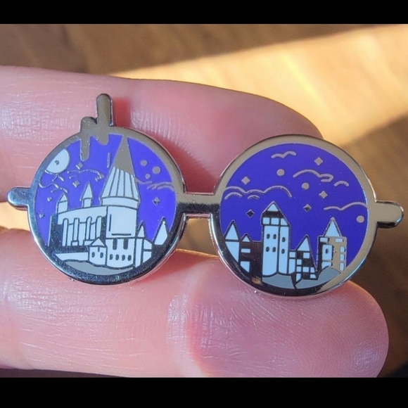 Harry Potter Glasses Hogwarts Hard Enamel Pin - Picture 4 of 4
